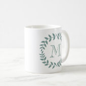 Dusty Sage Green Botanical Wreath Monogram Kaffeetasse (VorderseiteRechts)