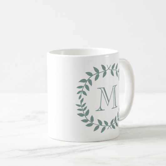 Dusty Sage Green Botanical Wreath Monogram Kaffeetasse (VorderseiteRechts)