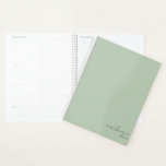 Dusty Sage Green Einfach Minimalistisch Personalis Planer<br><div class="desc">Dusty Sage Green Elegant Einfaches Minimalistisches Personalisiertes Notebook mit Ihrem Namen und Jahr in modernen Drehbüchern. Unser Planer ist hier, um Ihnen zu helfen, Ihre Ziele zu erreichen. Es bietet eine Möglichkeit, organisiert bleibe und über Ihr Leben nachzudenken. Mit einem einfachen undatierten Design können Sie diesen Planer für jeden Anlass...</div>