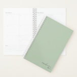 Dusty Sage Green Einfach Minimalistisch Personalis Planer<br><div class="desc">Dusty Sage Green Elegant Einfaches Minimalistisches Personalisiertes Notebook mit Ihrem Namen und Jahr in modernen Drehbüchern. Unser Planer ist hier, um Ihnen zu helfen, Ihre Ziele zu erreichen. Es bietet eine Möglichkeit, organisiert bleibe und über Ihr Leben nachzudenken. Mit einem einfachen undatierten Design können Sie diesen Planer für jeden Anlass...</div>