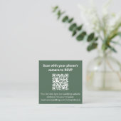 Dusty Sage Green Monogram QR Code Wedding Website Begleitkarte (Stehend Vorderseite)