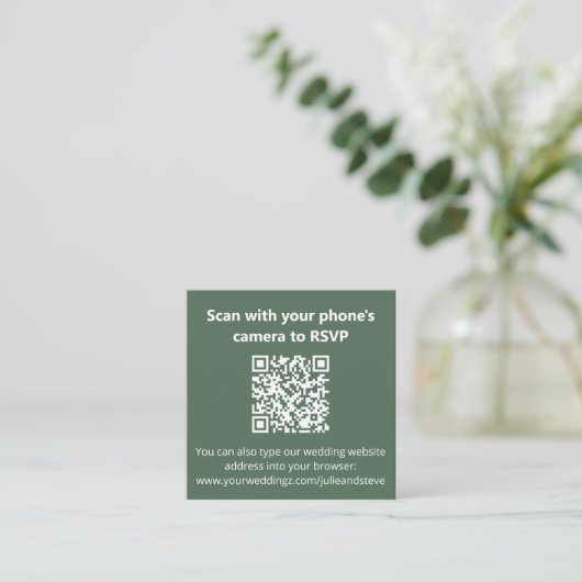 Dusty Sage Green Monogram QR Code Wedding Website Begleitkarte (Stehend Vorderseite)