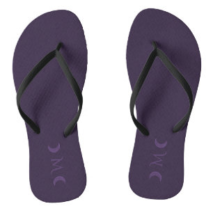 Dusty Violet Crescent Moons Monogramm Badesandalen
