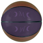 Dusty Violet Crescent Moons Monogramm Basketball (Vorderseite)