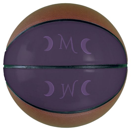 Dusty Violet Crescent Moons Monogramm Basketball (Vorderseite)