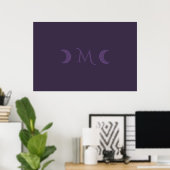 Dusty Violet Crescent Moons Monogramm Poster (Heimbüro)