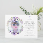 Dusty Violet Floral First Holy Communion Einladung (Stehend Vorderseite)