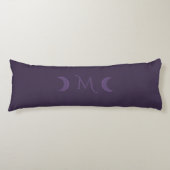 Dusty Violet Monogram Crescent Moon Seitenschläferkissen (Vorderseite)