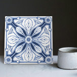 Dutch Delft Blue Daisy Repro Backsplash Küche Fliese<br><div class="desc">Diese Keramik Kachel aus der niederländischen Delft Blue Tradition ist ein atemberaubendes Beispiel für Kunst und Handwerk. Die Kachel weist ein symmetrisches Blumenmotiv auf, mit einer zentralen Blume, umgeben von kleineren Blätter. Die Fliesen sind in den traditionellen Farben Delft Blau und Weiß verglast. Es ist perfekt, um jedem architektonischen Ambiente...</div>