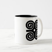 Dwennimmen - Stärke und Bescheidenheit Adinkra Zweifarbige Tasse (VorderseiteRechts)