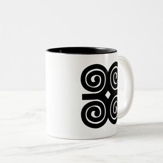 Dwennimmen - Stärke und Bescheidenheit Adinkra Zweifarbige Tasse (VorderseiteRechts)