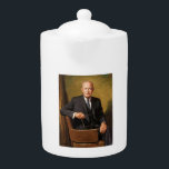 Dwight Eisenhower President White House Portrait<br><div class="desc">Das Eisenhower-Portrait - Das Porträt von Präsident Dwight D. Eisenhower hängt an der Wand des renommierten Kunstmuseums, ein Zeugnis seines Vermächtnisses als General und Präsident. Das Bild ist eine klassische Darstellung des Mannes, die seine Stärke, Intelligenz und Wärme einnimmt. Er sitzt in einem hellbraunen Ledersessel, dessen Brille über den Stuhlarm...</div>