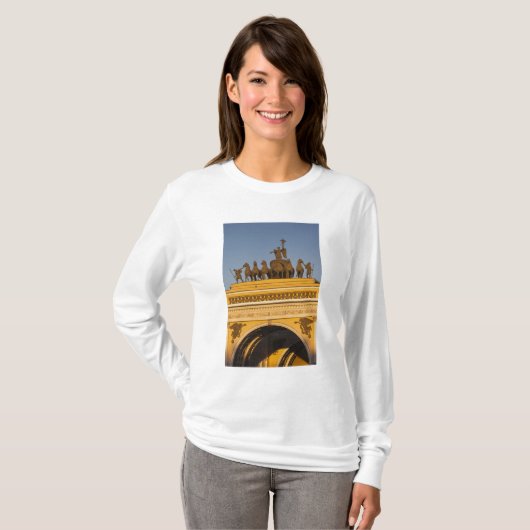 Dwortsowkaja-Platz, Triumphbogen, Sonnenuntergang T-Shirt (Vorne ganz)