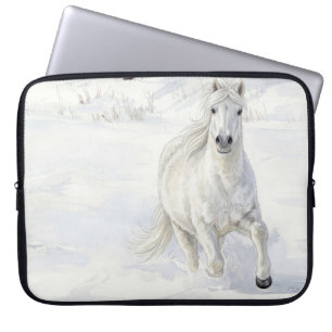 Dyfra das isländische Pferd galoppiert im Schnee Laptopschutzhülle