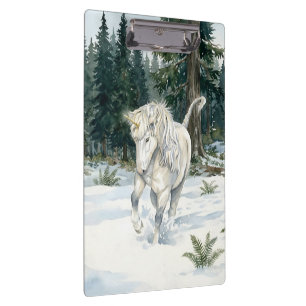 Dyfra Isländisches Einhorn tollt im schneebedeckte Klemmbrett