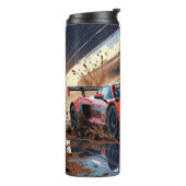 Dynamic Racing Car Illustration mit Splashing Mud Thermosbecher (Nach links gedreht)
