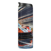 Dynamic Racing Car Illustration mit Splashing Mud Thermosbecher (Nach rechts gedreht)