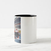 Dynamic Racing Car Illustration mit Splashing Mud Zweifarbige Tasse (Mittel)