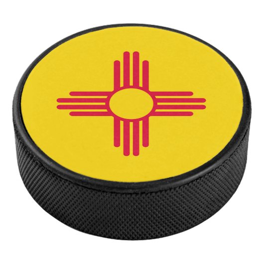 Dynamische Flag-Grafik des Staates New Mexiko auf Eishockey Puck (3/4)