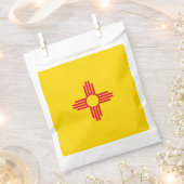 Dynamische Flag-Grafik des Staates New Mexiko auf Geschenktütchen (Ausgeschnitten)