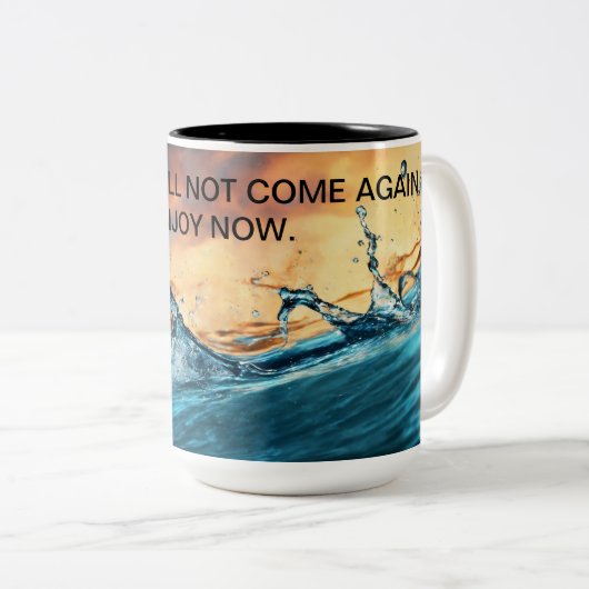 "Dynamische Gewässer: Realistisches Design mit lei Zweifarbige Tasse (VorderseiteRechts)