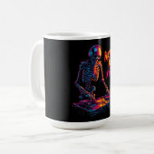 Dynamische Neon-farbige Skeleton DJ Spinning Platt Kaffeetasse (Vorderseite Links)