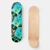 Dynamischer blauer grüner Zug Krähe Skateboard (Vorderseite)