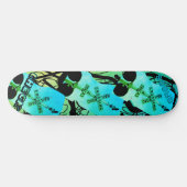 Dynamischer blauer grüner Zug Krähe Skateboard (Horizontal)