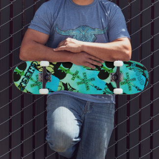 Dynamischer blauer grüner Zug Krähe Skateboard