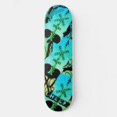 Dynamischer blauer grüner Zug Krähe Skateboard (Vorderseite)