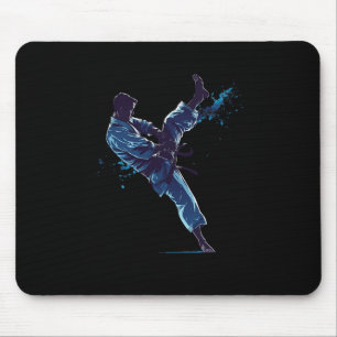 Dynamischer Kampfsportler Karate-Kick Mousepad