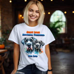 Dynamisches Duo: Großer Dan-Hund mit reinrassiger T-Shirt