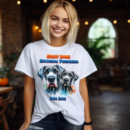 Dynamisches Duo: Großer Dan-Hund mit reinrassiger  T-Shirt