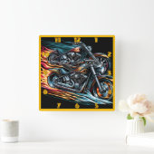 Dynamisches Feuermotorrad, das die Nacht durchquer Quadratische Wanduhr (Zuhause)