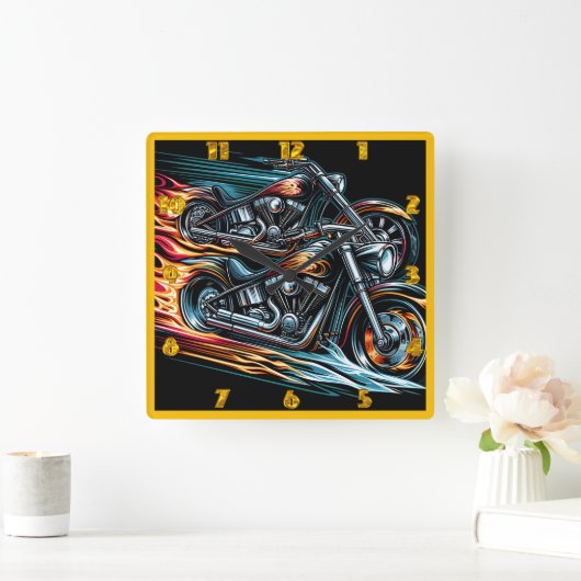 Dynamisches Feuermotorrad, das die Nacht durchquer Quadratische Wanduhr (Zuhause)