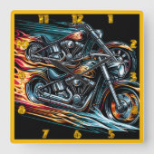 Dynamisches Feuermotorrad, das die Nacht durchquer Quadratische Wanduhr (Vorderseite)