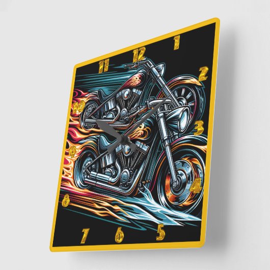 Dynamisches Feuermotorrad, das die Nacht durchquer Quadratische Wanduhr (Winkel)