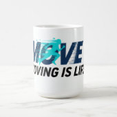 Dynamisches Logo mit Läufer-Silhouette und Text Mo Kaffeetasse (Mittel)