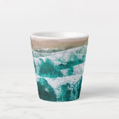 Dynamisches Ozeanwellen Landschaftliches Foto Küst Milchtasse (Vorderseite)