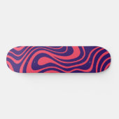 Dynamisches, von Synthwave inspiriertes Lila-Pink Skateboard (Horizontal)