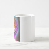 Dystopische Frau in Rainbow Mohawk Abstrakt Modern Kaffeetasse (Mittel)