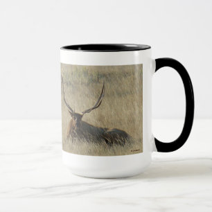 E25 Bull-Elch liegt im Gras Tasse