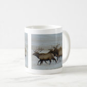 E64 Bullklee läuft im Schnee Kaffeetasse (VorderseiteRechts)