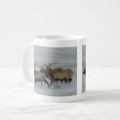 E64 Bullklee läuft im Schnee Kaffeetasse (Vorderseite Links)