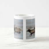 E64 Bullklee läuft im Schnee Kaffeetasse (Mittel)