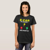 E Car ruft an und ich muss EV Electric Vehicle T-Shirt (Vorne ganz)