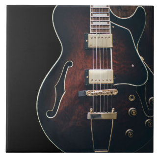 E-Gitarre auf Schwarz Fliese