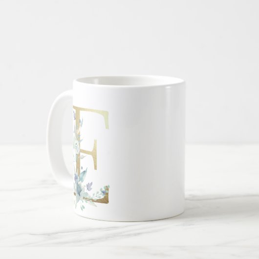 E Golden initial mit blauem Blumenblättern Kaffeetasse (Vorderseite Links)