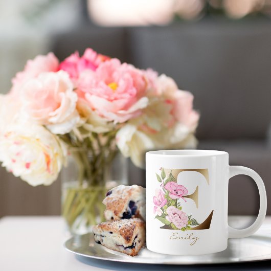 E Letter Gold Monogram | Rosa florale Anordnung Jumbo-Tasse