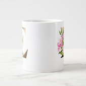 E Letter Gold Monogram | Rosa florale Anordnung Jumbo-Tasse (Vorderseite)